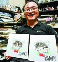 Gosho Aoyama mit handgezeichneten Bildern seines Hauptwerkes "Detektiv Conan"
